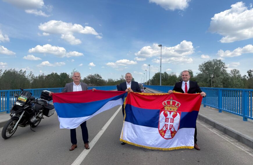 Симболична размена застава на Павловића мосту током бициклистичке трке