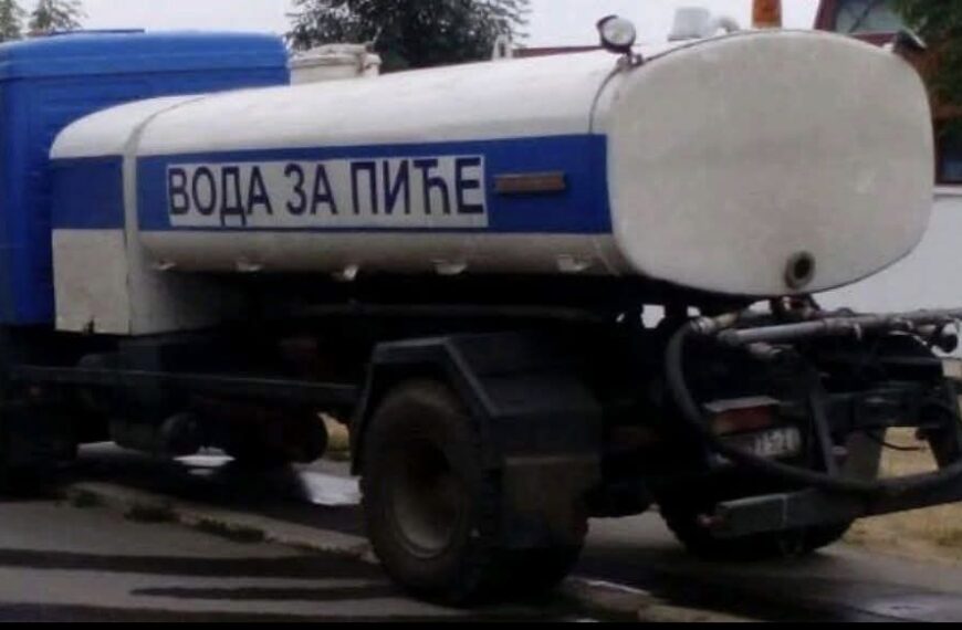 Цистерна са пијаћом водом у Младеновцу током дана у више улица