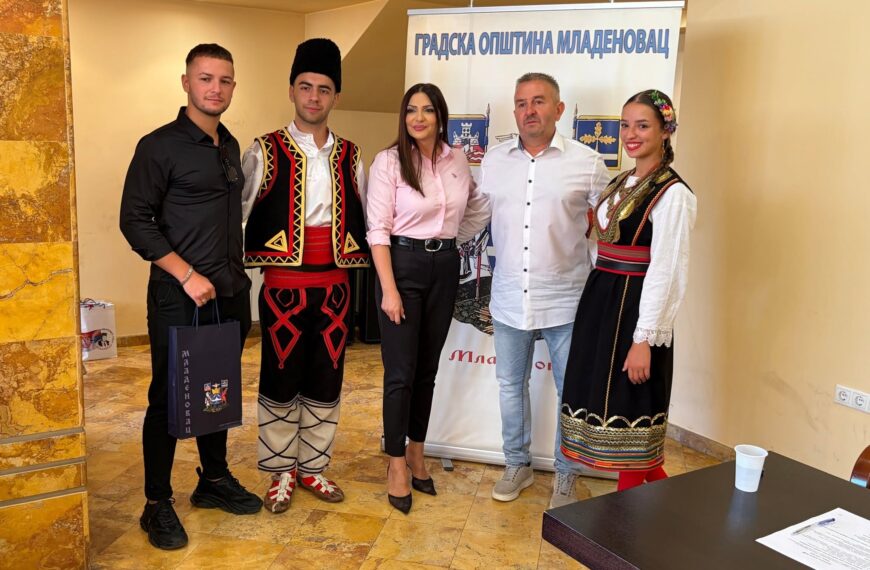 Младеновац у знаку фолклора: учесници „Балканских сусрета“ продефиловали градом